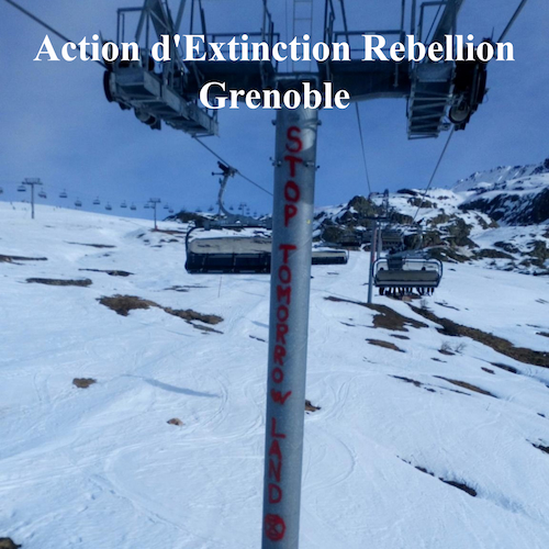 Télésiège taggué par Extinction Rebellion Grenoble, "Stop Tomorrowland"